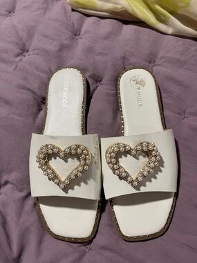 TOP Moda White Slide Sandals with Pearl Heart Embellishment
